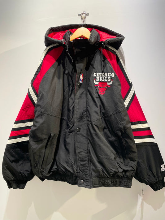 【古着】90's NBA シカゴ・ブルズ Chicago Bulls デッドストック ナイロン 中綿 ジャケット ブラック 黒