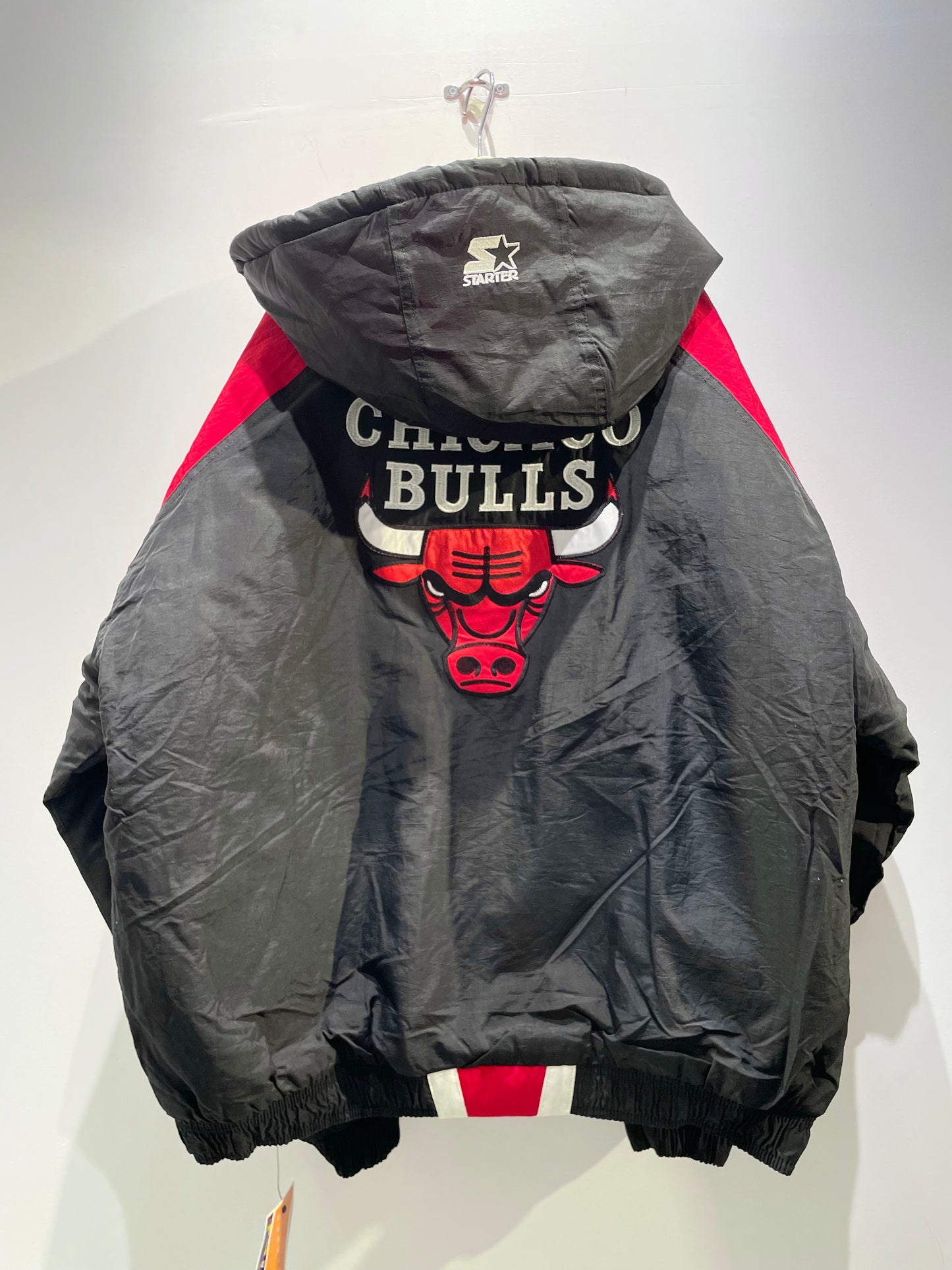 【古着】90's NBA シカゴ・ブルズ Chicago Bulls デッドストック ナイロン 中綿 ジャケット ブラック 黒